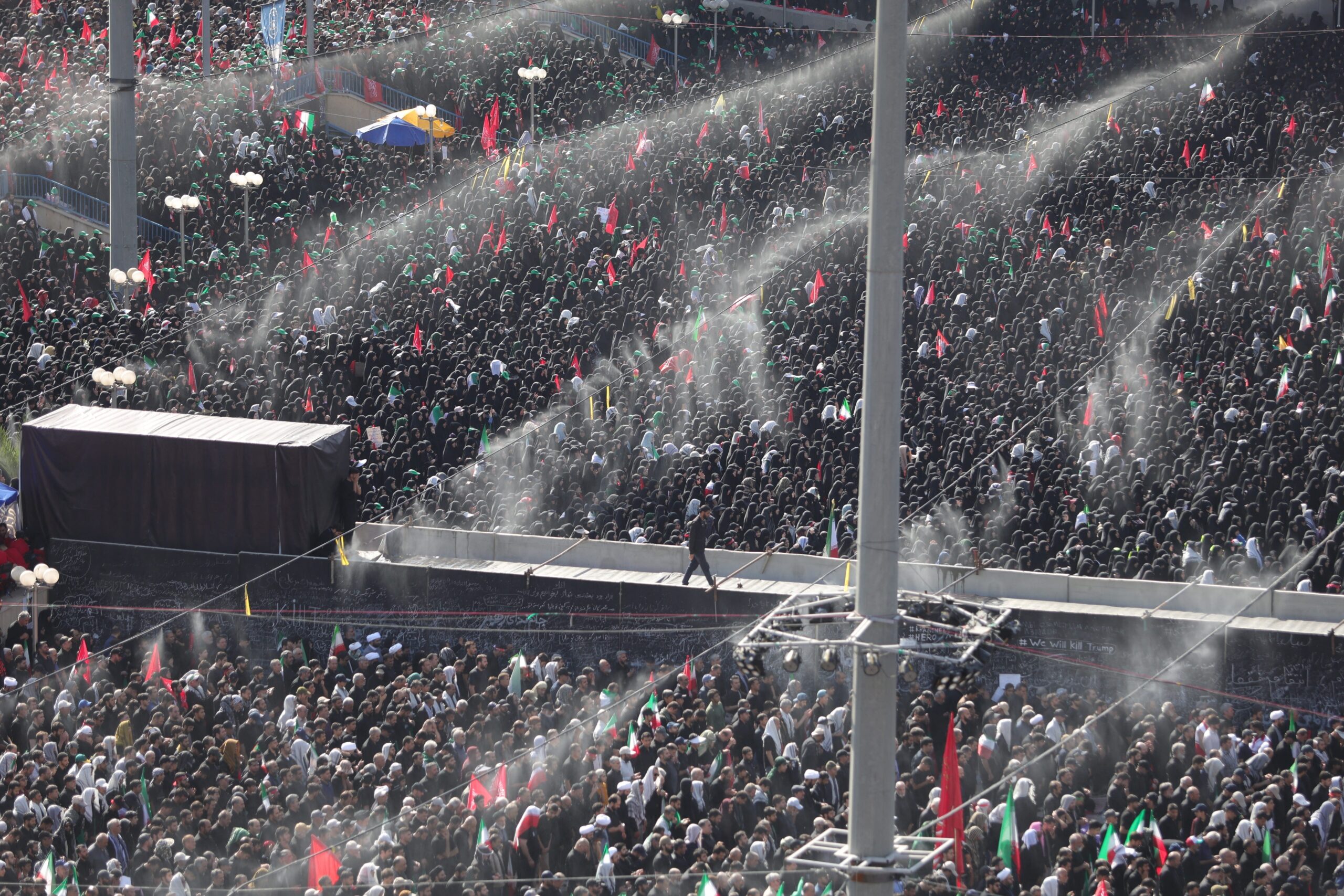 VÍDEO: três filhos de Khamenei vão a funeral, mas líder supremo continua sumido; milhares vão a 2º dia de despedida