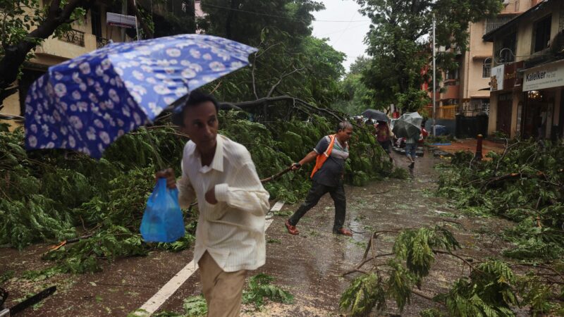 Chuvas deixam mortos e causam deslizamentos na Índia e Bangladesh