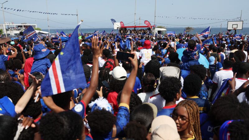 Multidão vai às ruas e faz festa para receber seleção de Cabo Verde após a Copa; veja vídeo