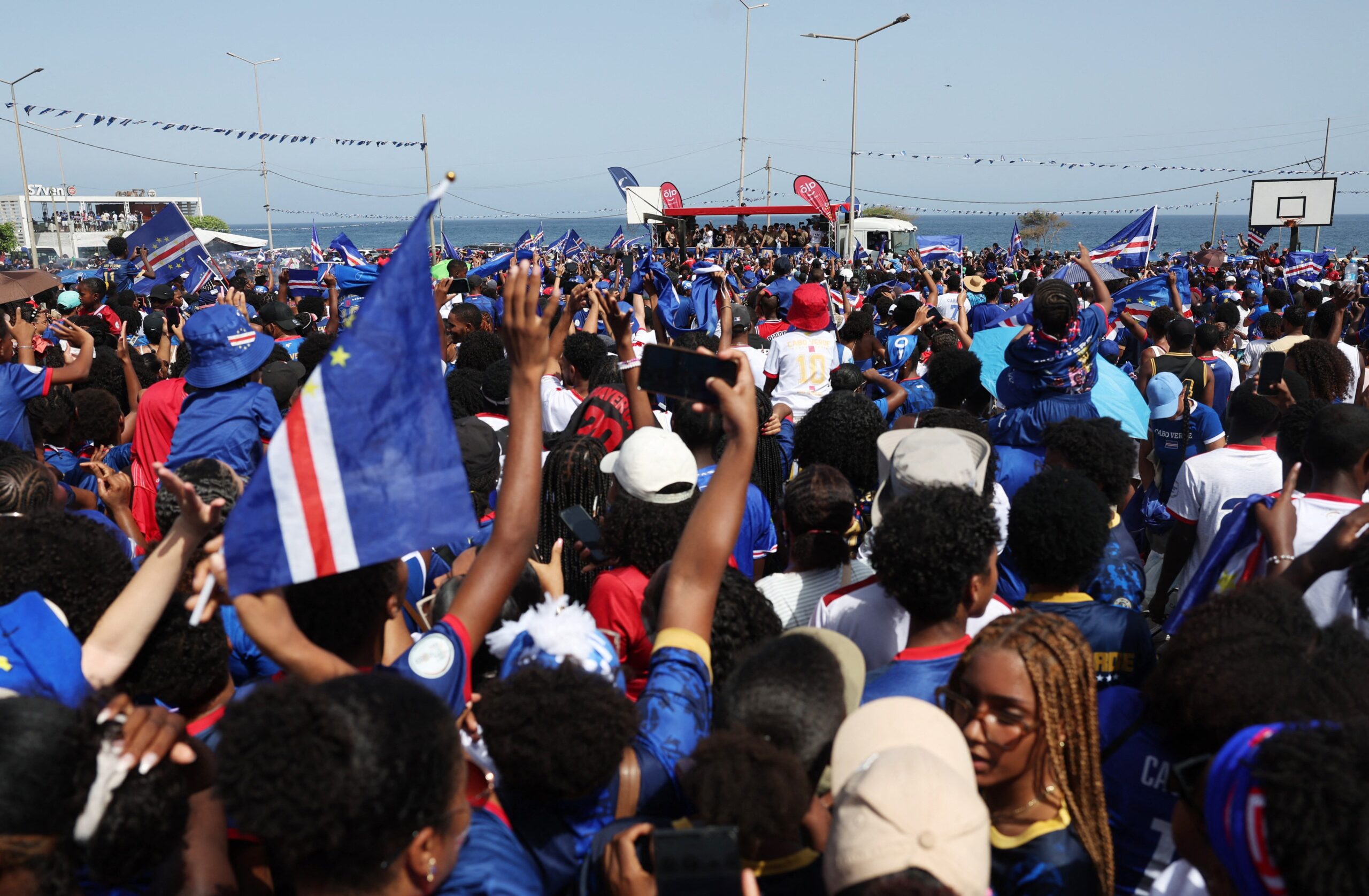 Multidão vai às ruas e faz festa para receber seleção de Cabo Verde após a Copa; veja vídeo