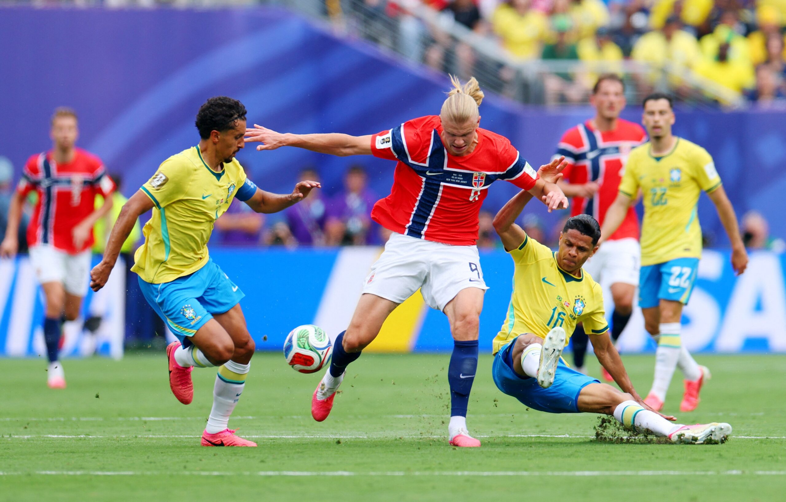Compare distâncias e velocidade de jogadores de Brasil e Noruega