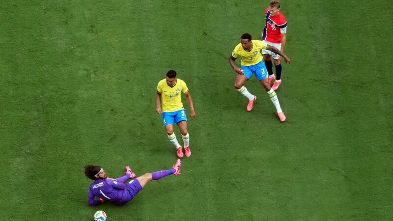 Redes se rendem à atuação de Alisson pelo Brasil: “Falem dele!”