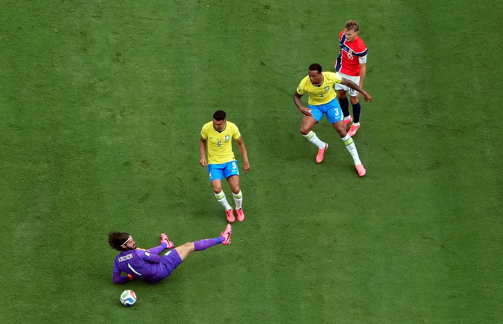 Redes se rendem à atuação de Alisson pelo Brasil: “Falem dele!”