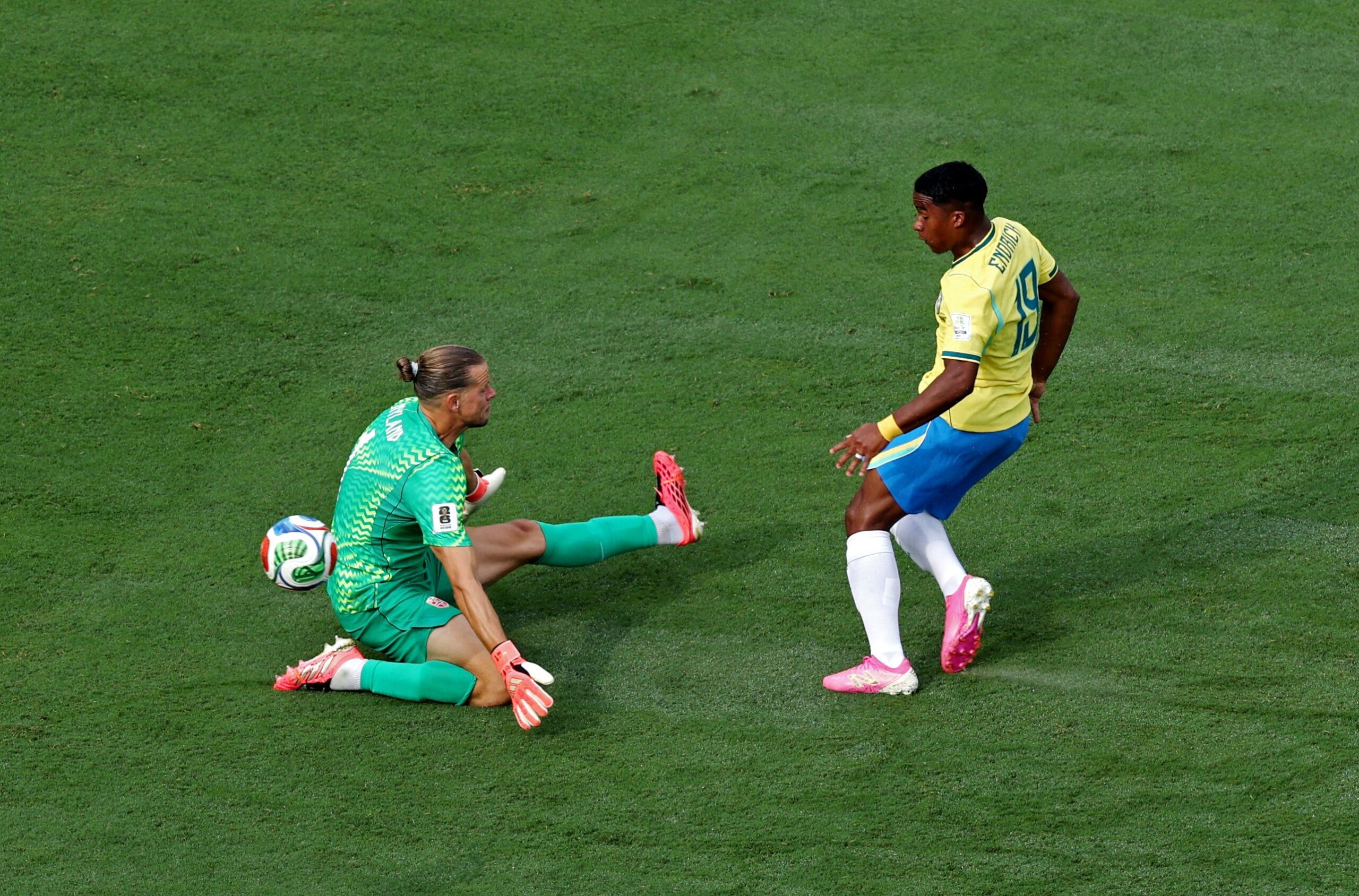 Goleiro que fez milagres contra o Brasil joga golfe, está sem clube e tem só nove partidas em 2026
