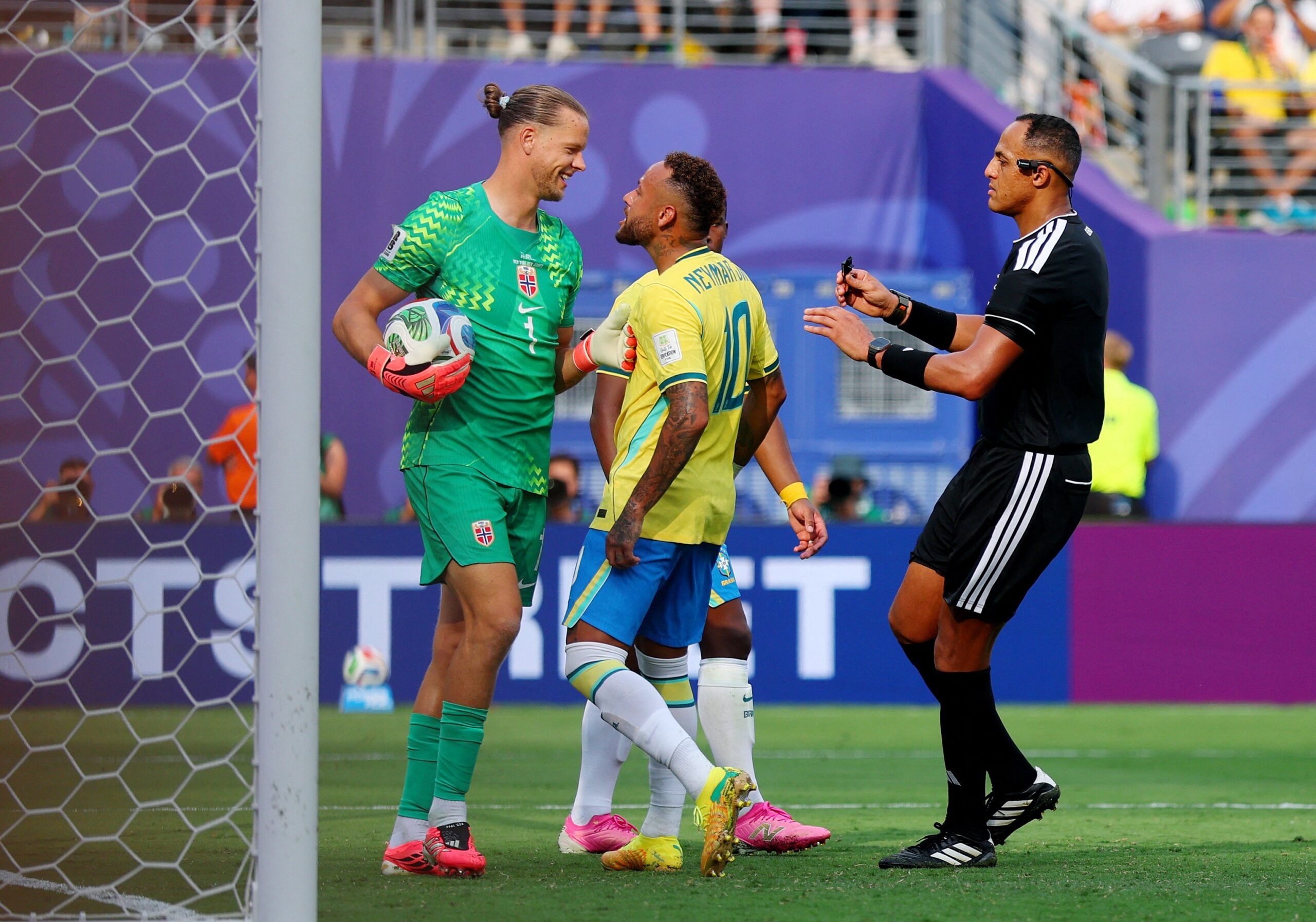 Goleiro da Noruega explica provocação a Neymar em cobrança de pênalti