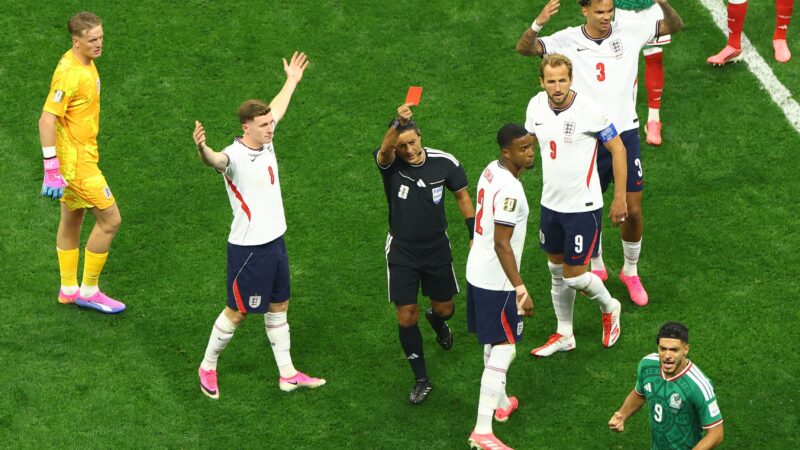 Defensor da Inglaterra é suspenso por dois jogos e só volta em eventual final da Copa do Mundo