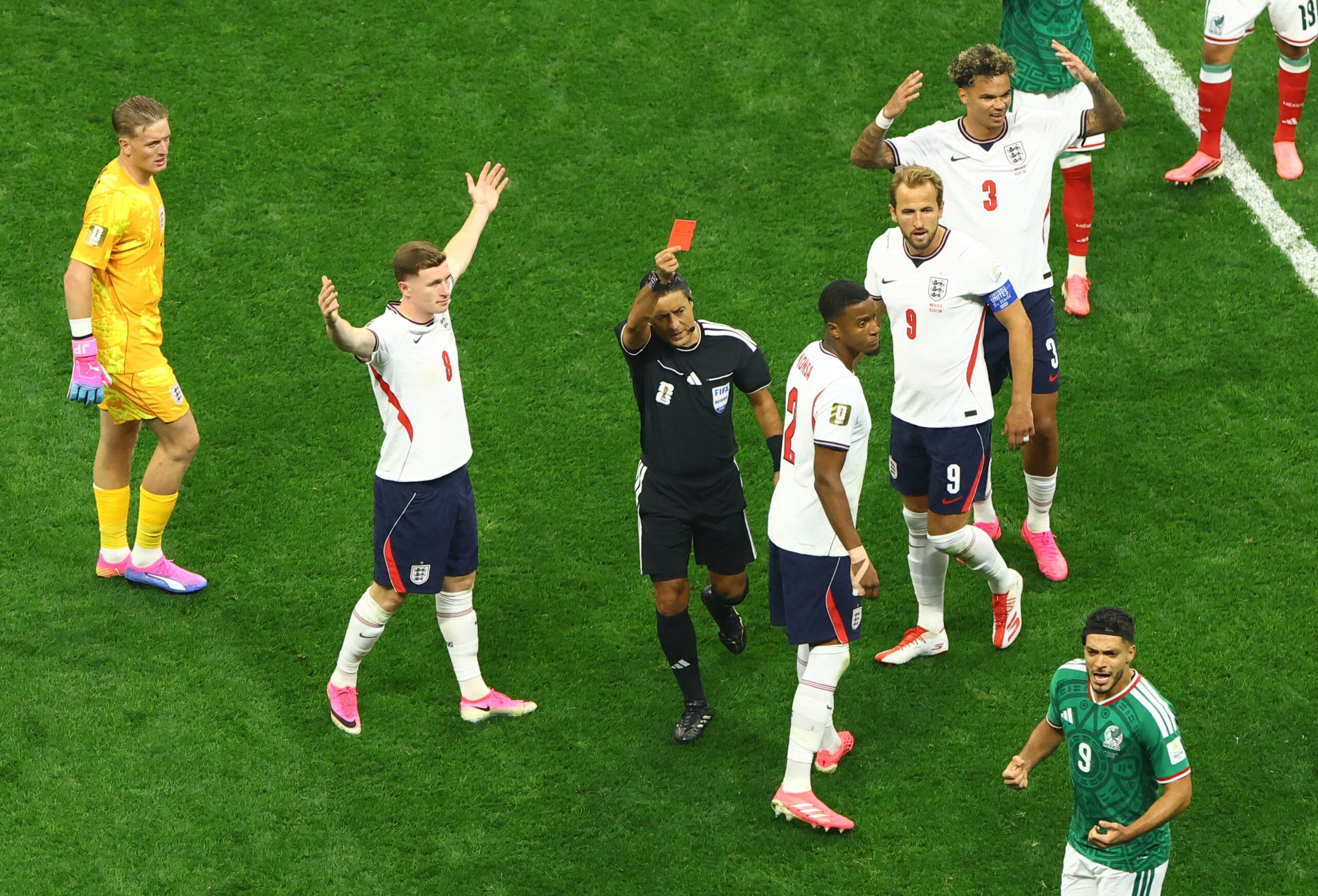 Defensor da Inglaterra é suspenso por dois jogos e só volta em eventual final da Copa do Mundo