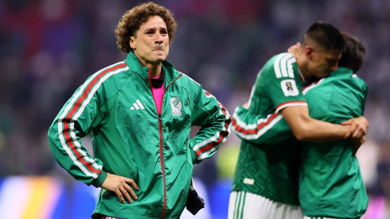 Jogadores do México choram com eliminação, e Ochoa se emociona na despedida da seleção