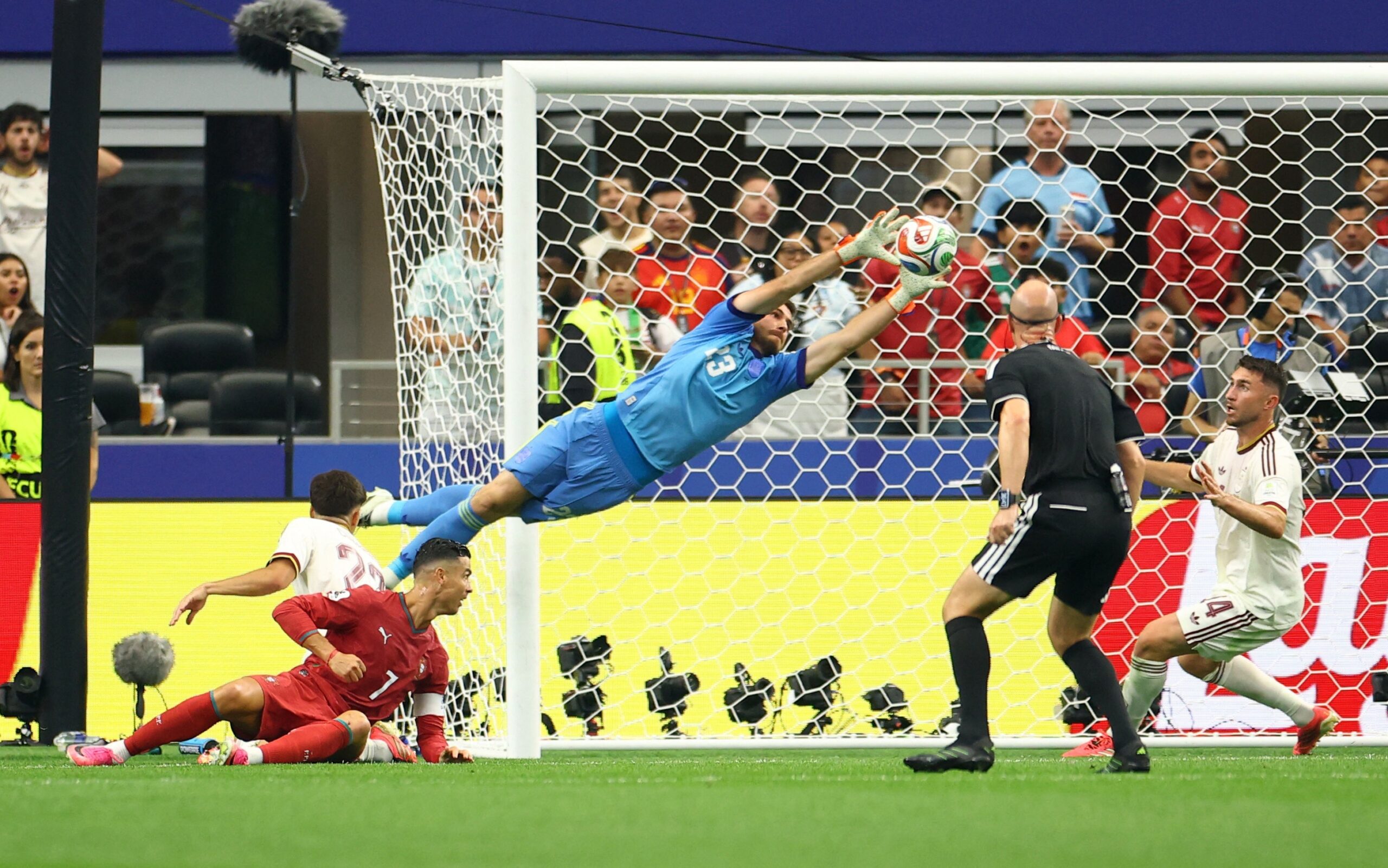 Goleiro do Atlético-MG elege o melhor da posição na Copa do Mundo: “Me espelho no jogo dele”
