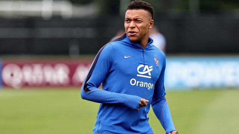 Presidente da Fifa sai em defesa de Mbappé: “Condeno inequivocadamente os comentários racistas”
