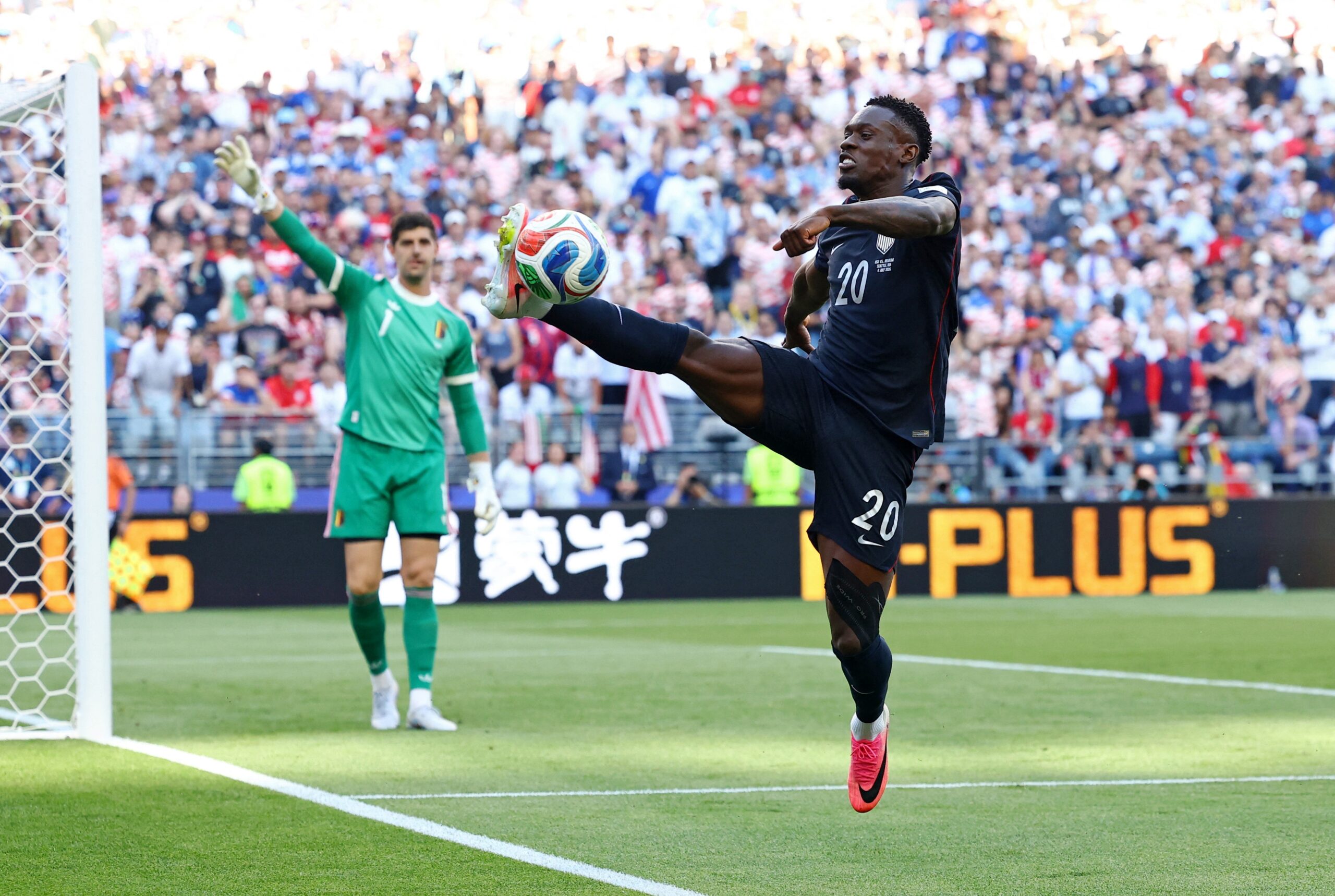 Pivô de polêmica, Balogun sofre falta do gol dos EUA, mas não evita eliminação com goleada