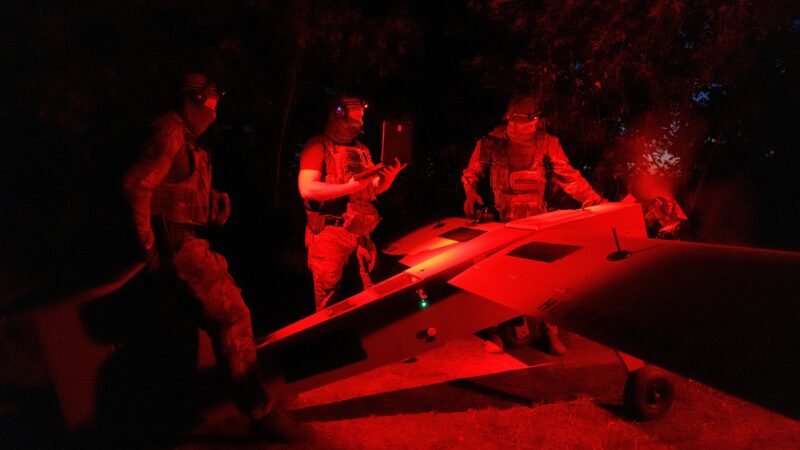 Rússia tenta bloquear Starlink de Musk para conter drones ucranianos