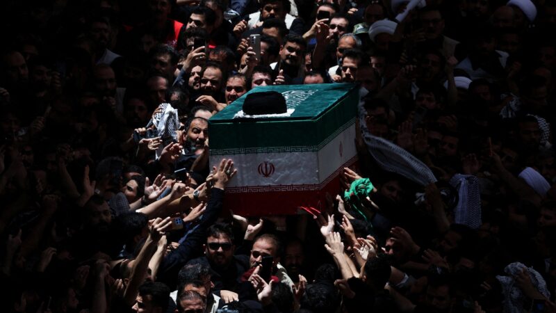 VÍDEO: multidão ‘caótica’ carrega caixão de Khamenei durante funeral público no Iraque