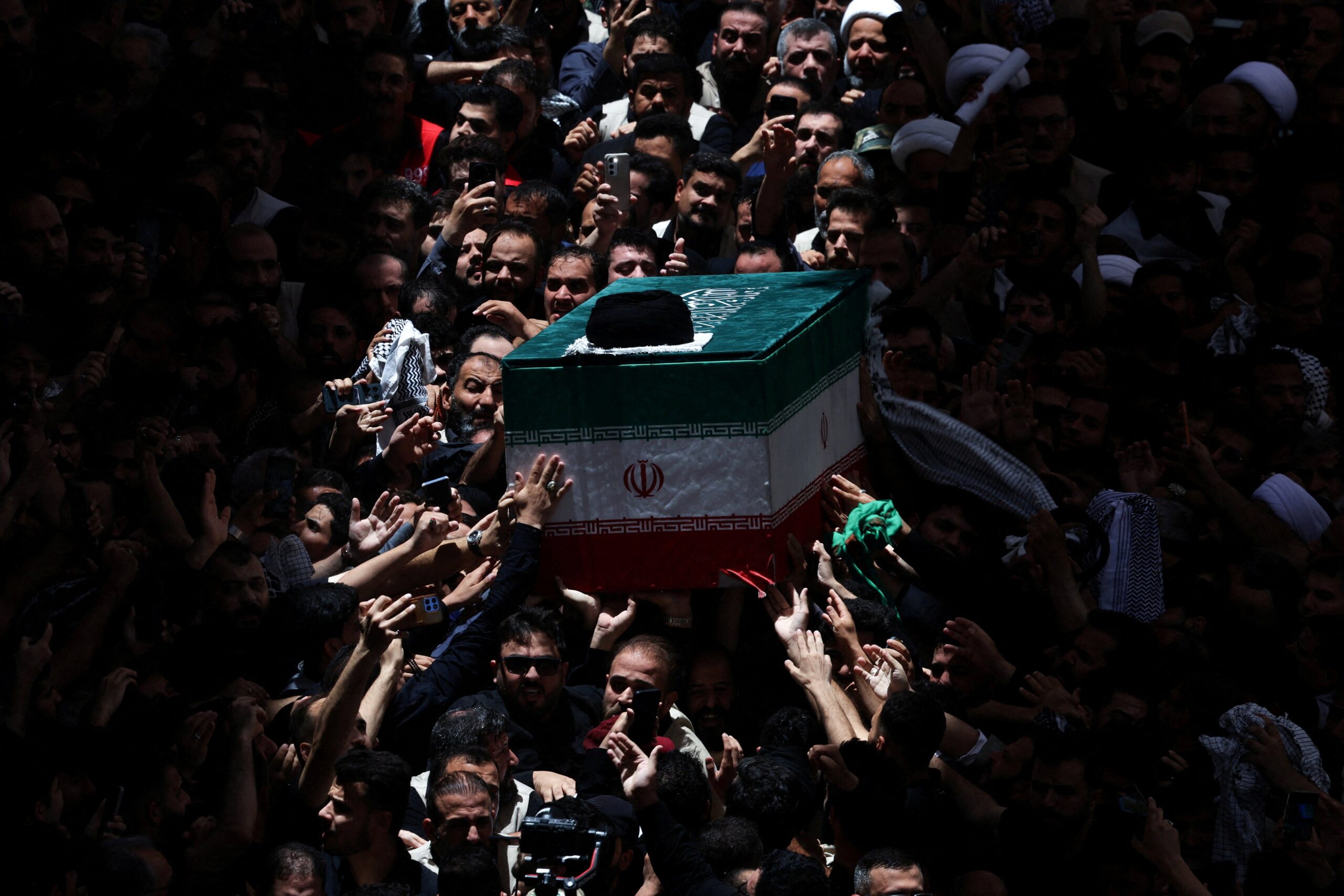 VÍDEO: multidão ‘caótica’ carrega caixão de Khamenei durante funeral público no Iraque