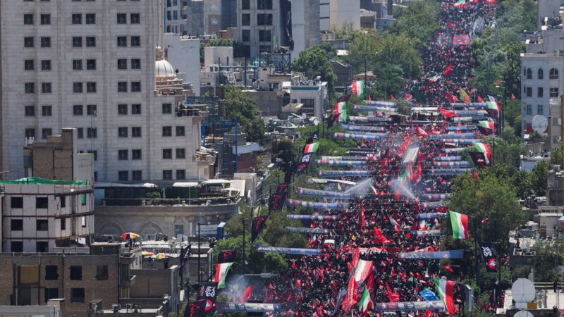 Irã sepulta Ali Khamenei após dias de funeral público
