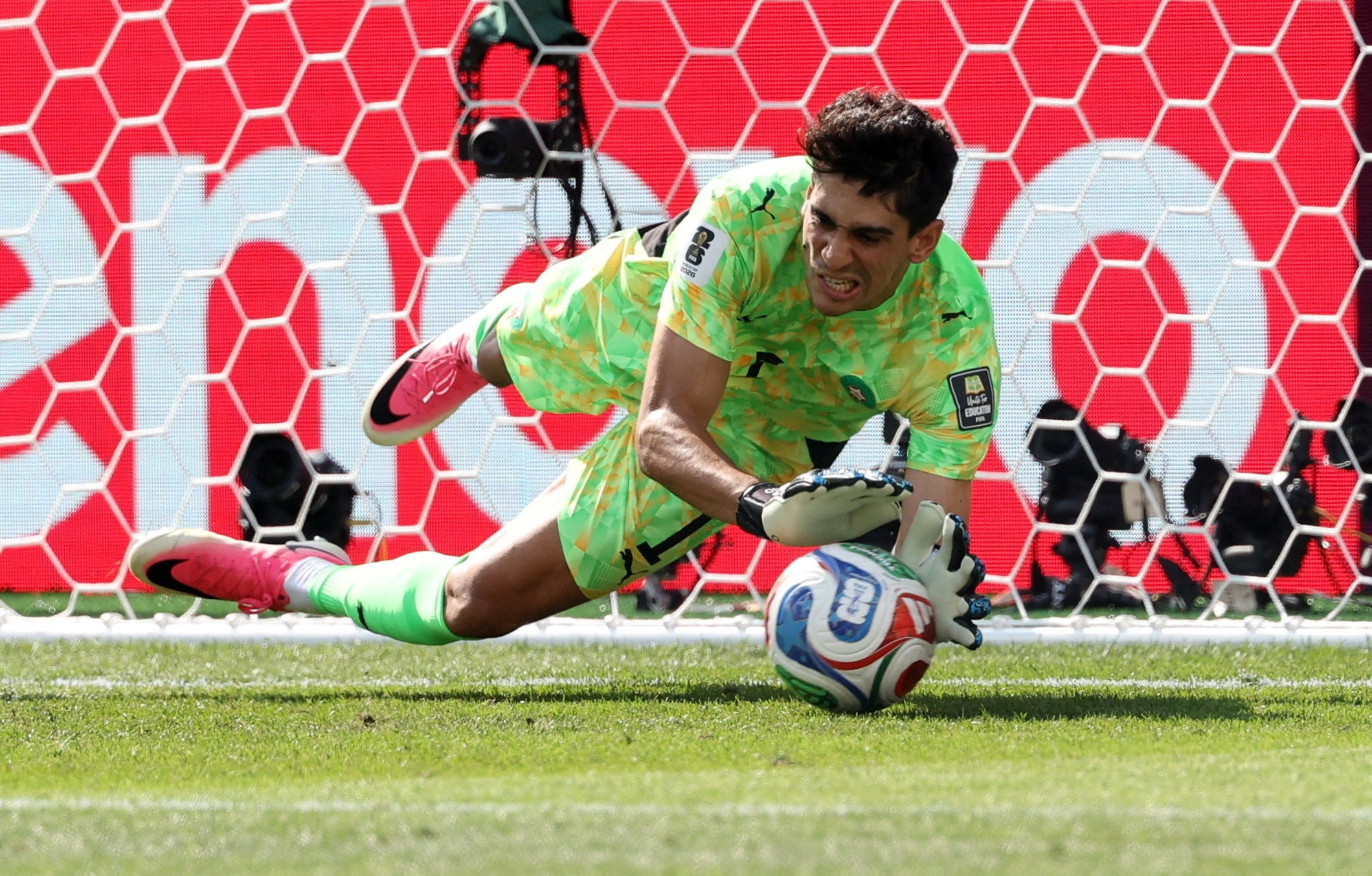 Goleiro do Marrocos só sofreu dois gols de pênalti em Copas, em nove cobranças; veja retrospecto