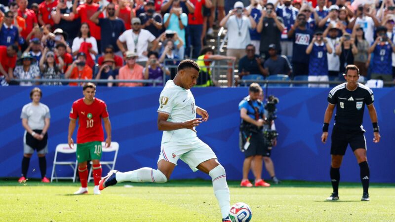 Perdeu a concentração? Mbappé desperdiça primeiro pênalti em Copas do Mundo; assista