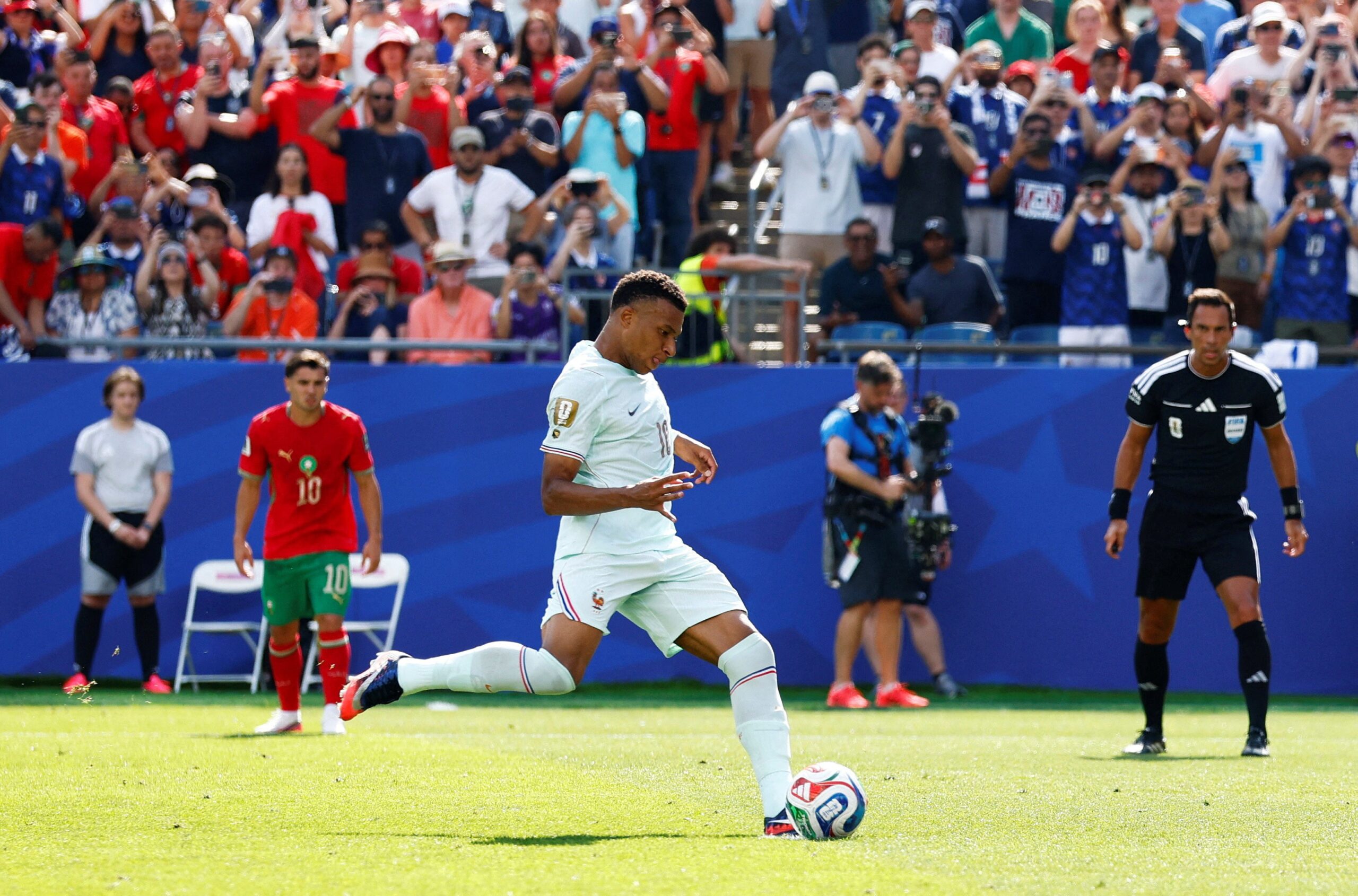 Perdeu a concentração? Mbappé desperdiça primeiro pênalti em Copas do Mundo; assista