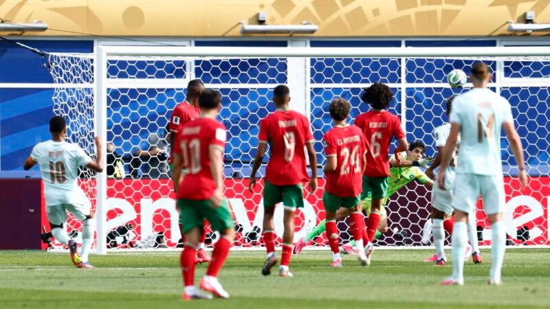 Entenda por que o primeiro gol da França foi validado mesmo com toque de mão de Rabiot