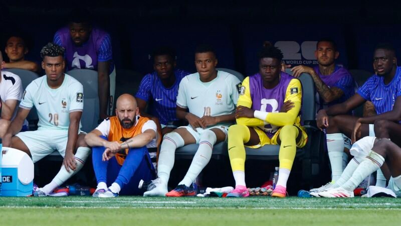 Mbappé faz gelo no pé depois de ser substituído em vitória da França na Copa do Mundo