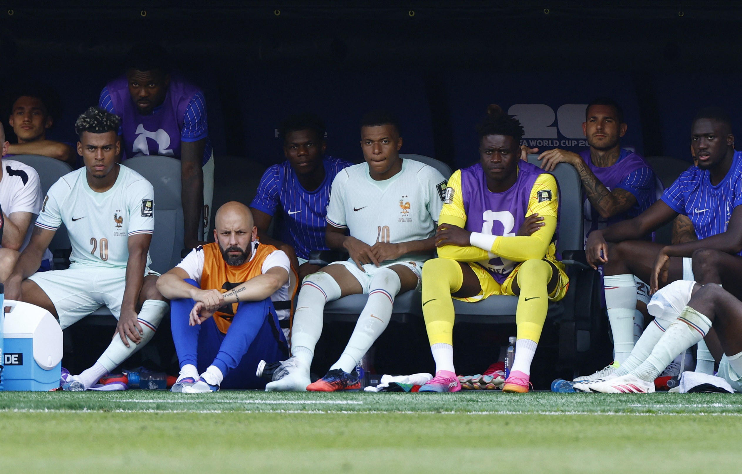 Mbappé faz gelo no pé depois de ser substituído em vitória da França na Copa do Mundo