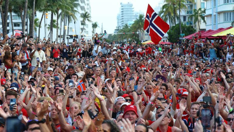 Torcida da Noruega invade avenida de Miami e faz enorme remada viking; assista