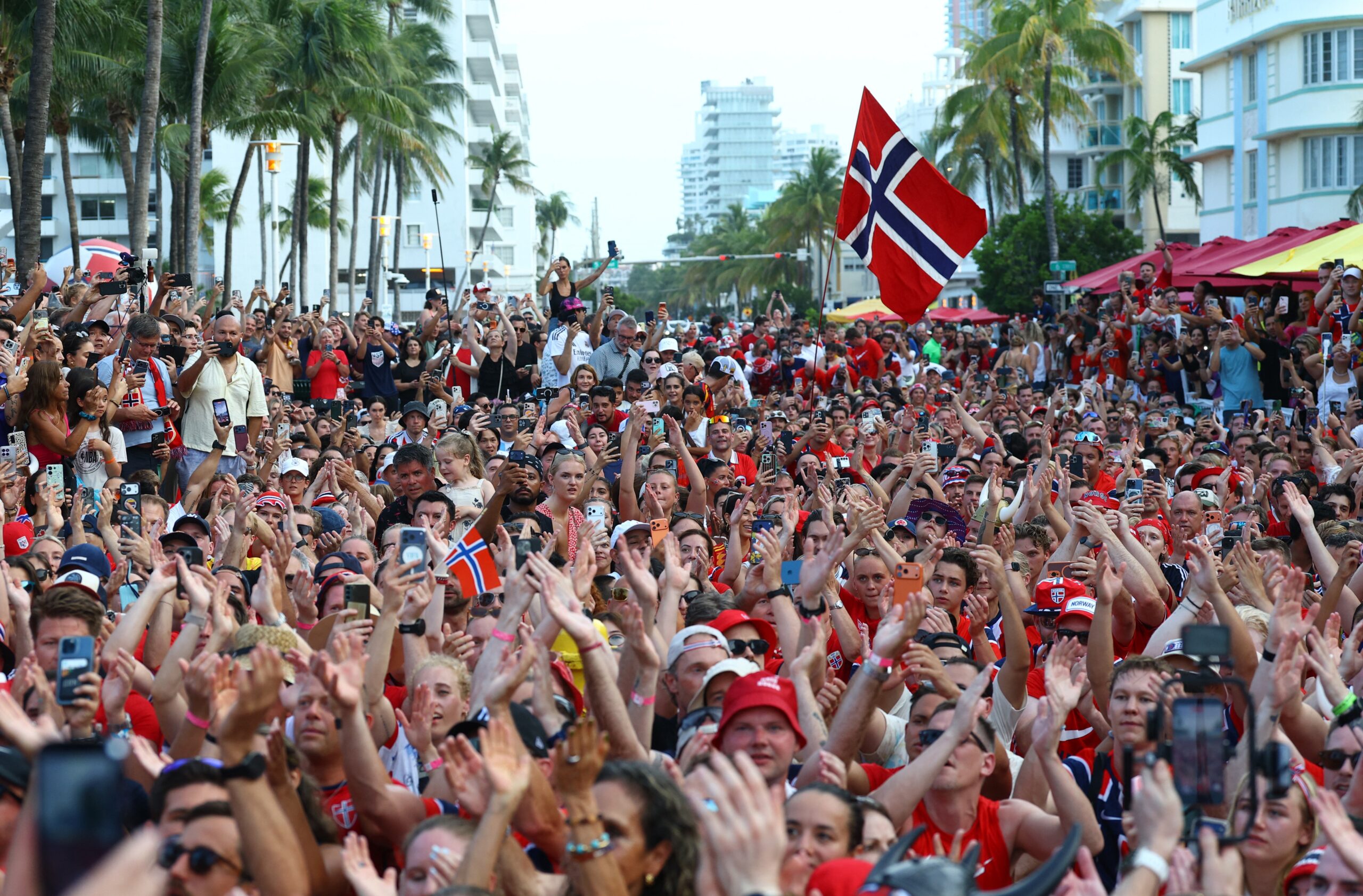 Torcida da Noruega invade avenida de Miami e faz enorme remada viking; assista
