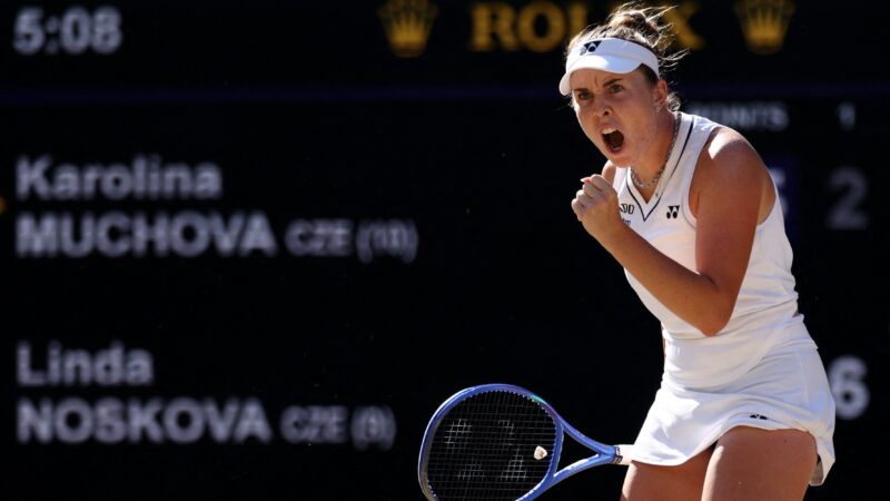 Linda Noskova supera Muchova em duelo tcheco e é campeã de Wimbledon pela 1ª vez