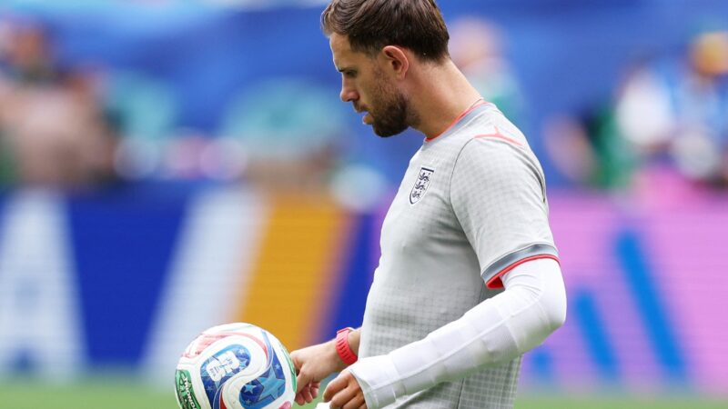 Volante da Inglaterra bate bola com braço enfaixado após acidente que o tirou da Copa
