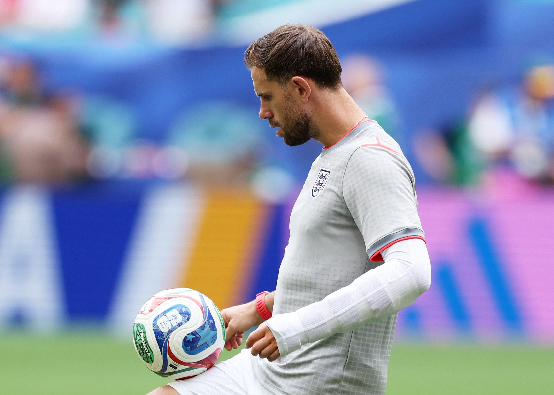 Volante da Inglaterra bate bola com braço enfaixado após acidente que o tirou da Copa