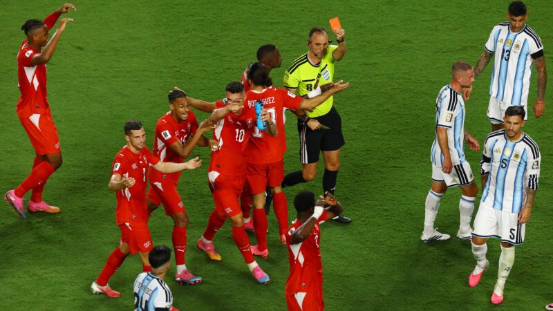 Entenda expulsão de Embolo, da Suíça, contra Argentina em nova regra