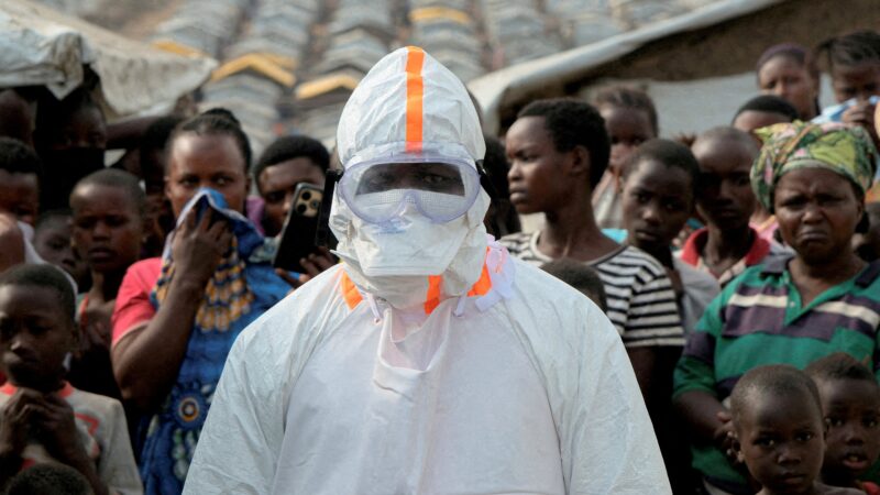 Pacientes com Ebola e médicos fogem de hospital após ataque de multidão enfurecida na Rep. do Congo