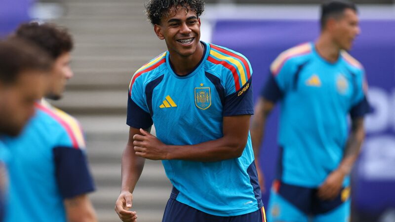 Aniversariantes do dia, Yamal e Victor Muñoz passam por trote no treino da Espanha