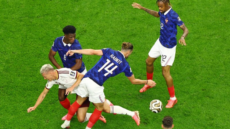 Jogador da França critica atuação e diz ter visto “comportamentos inadmissíveis” de colegas de time