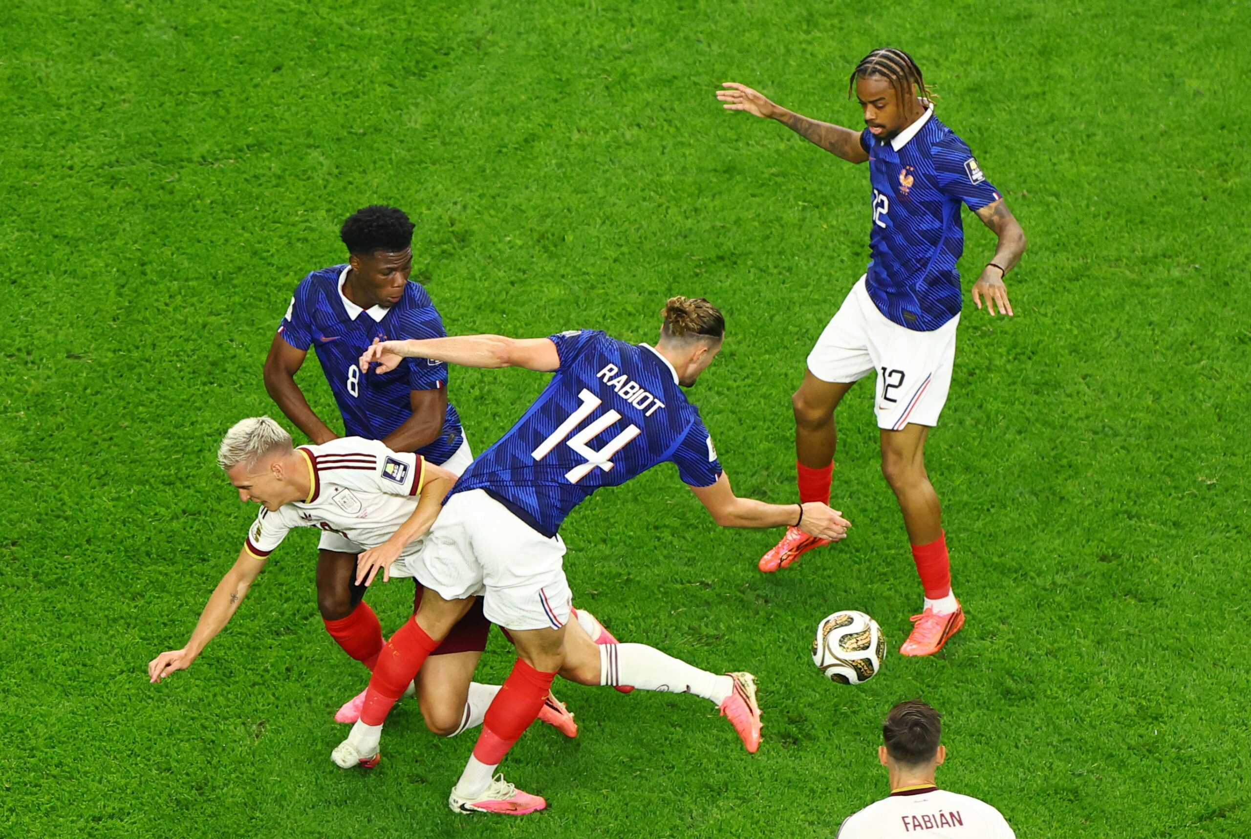 Jogador da França critica atuação e diz ter visto “comportamentos inadmissíveis” de colegas de time