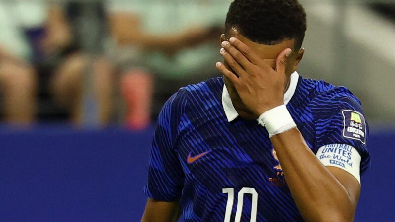 Nenhum chute certo, um drible e três impedimentos: dia de Mbappé resume eliminação da França
