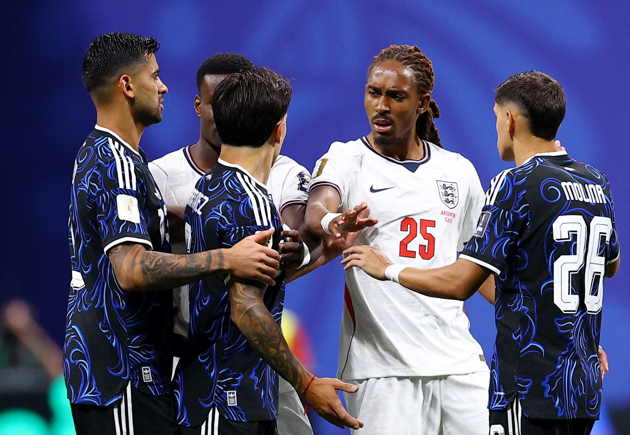 Jogo quente entre Inglaterra e Argentina repercute na web: “Clima de Libertadores”