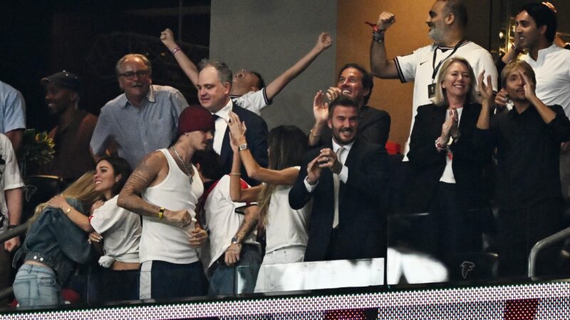 David Beckham vibra ao lado da esposa com primeiro gol da Inglaterra
