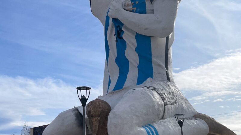 Em cidade da Patagônia com estátua de Messi de 26 metros, argentinos comemoram vaga na final da Copa do Mundo; FOTOS