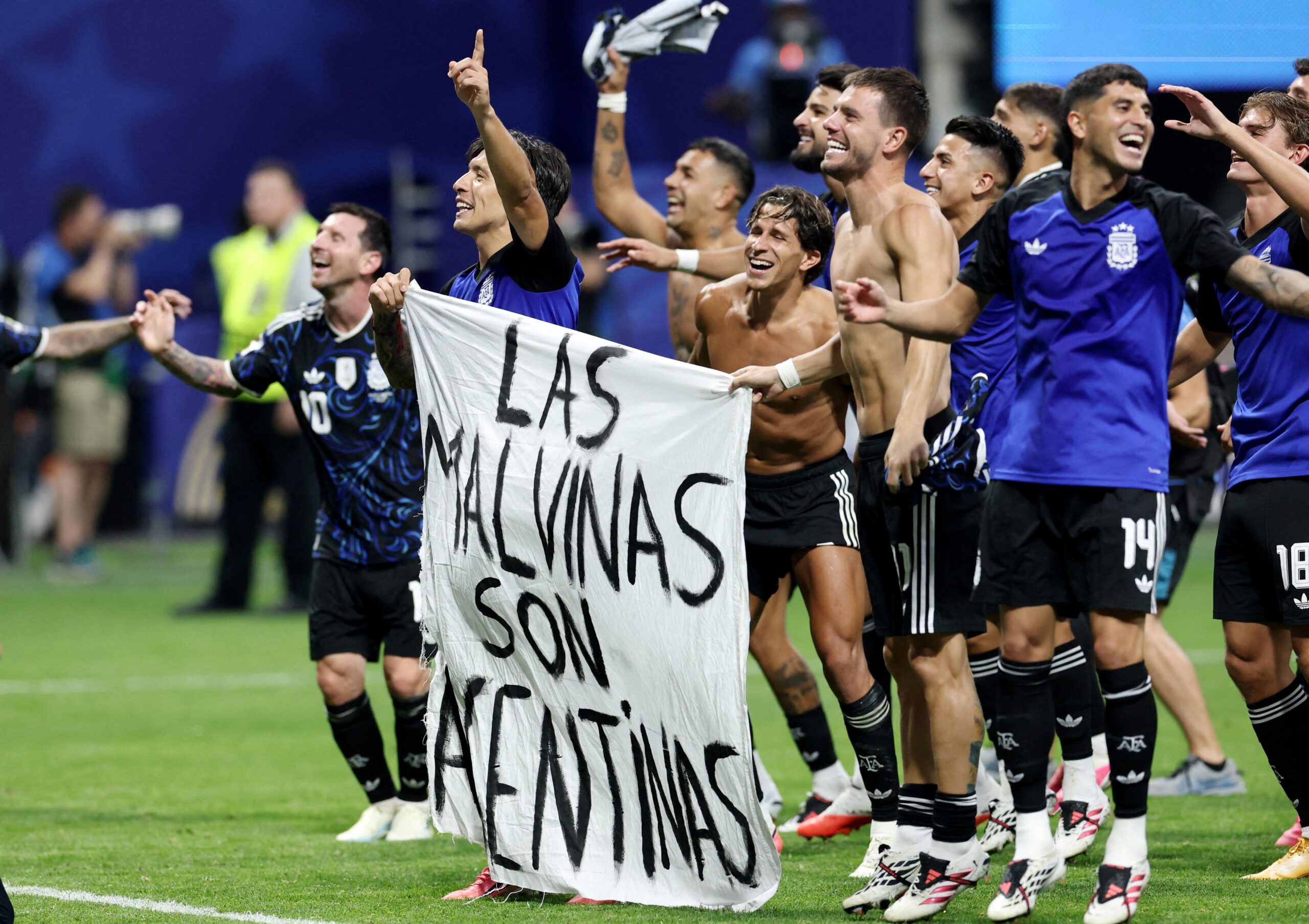 Milei sai em defesa dos jogadores que estenderam faixa sobre as Malvinas: ‘Válido e lícito’