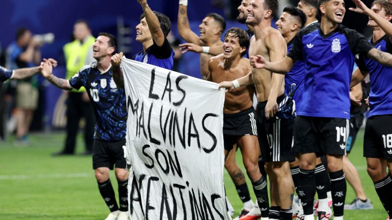 ‘As Malvinas são argentinas’: entenda a provocação da faixa exibida por jogadores após eliminarem a Inglaterra da Copa