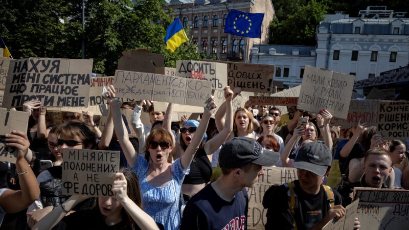 Milhares de ucranianos vão às ruas em protesto à demissão de ministro da Defesa por Zelensky