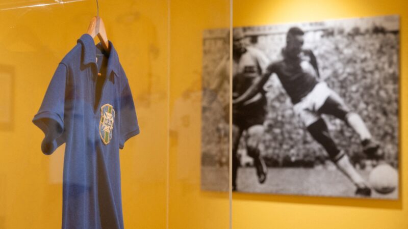 Camisa de Pelé na final da Copa de 1958 é leiloada por R$ 25 milhões