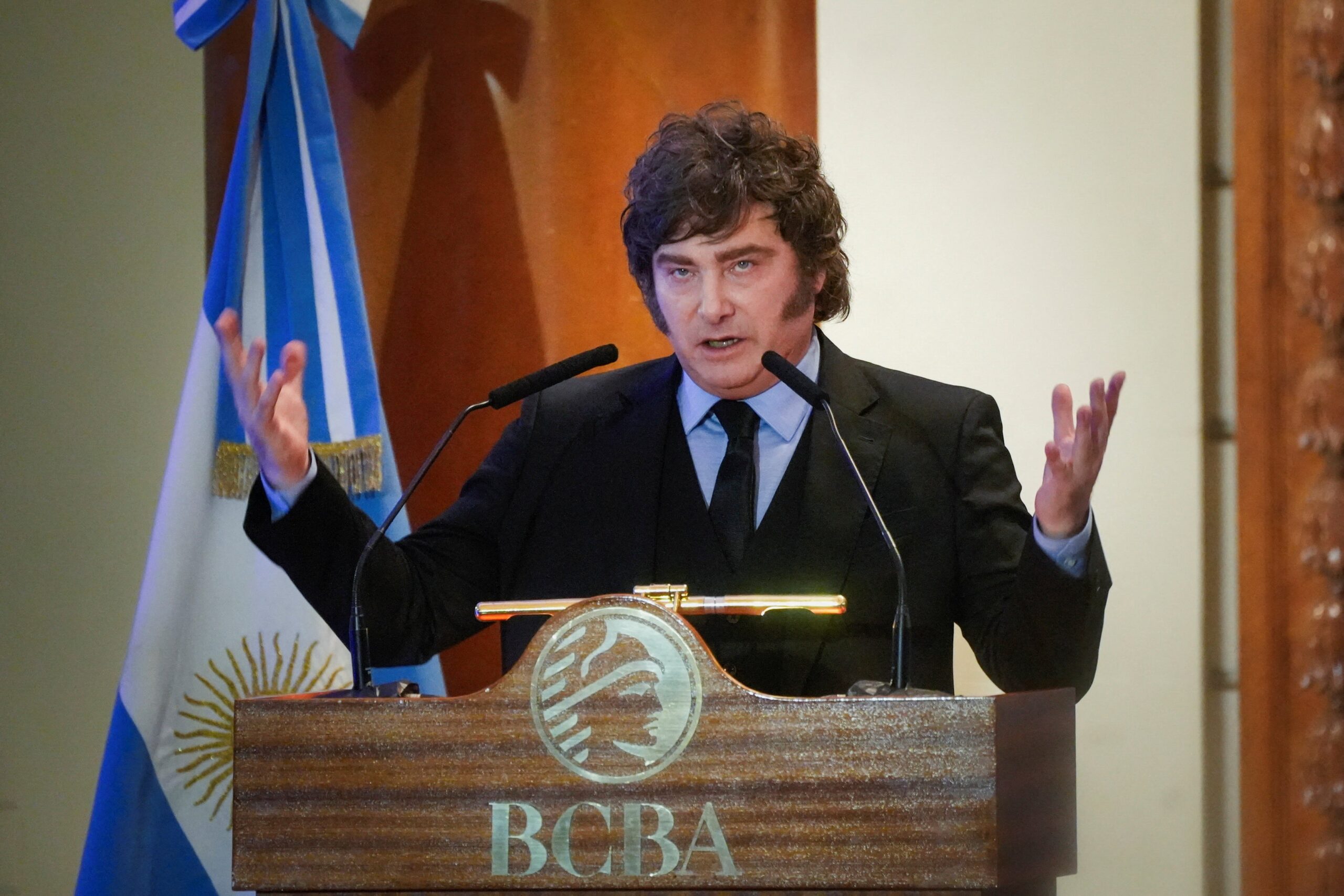 Milei promove reforma do Banco Central e ‘shutdown’ em caso de déficit na Argentina
