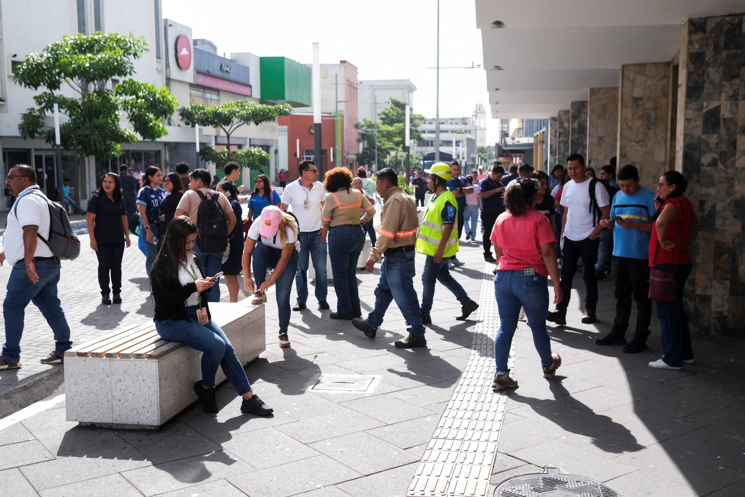 Terremoto de magnitude 7,3 atinge o México, e EUA emitem alerta de tsunami