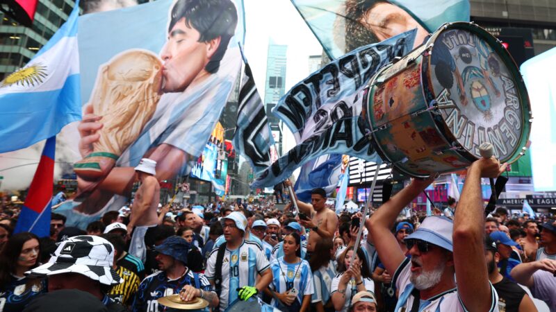 Festa argentina toma conta da Times Square e leva multidão às ruas antes da final; veja imagens