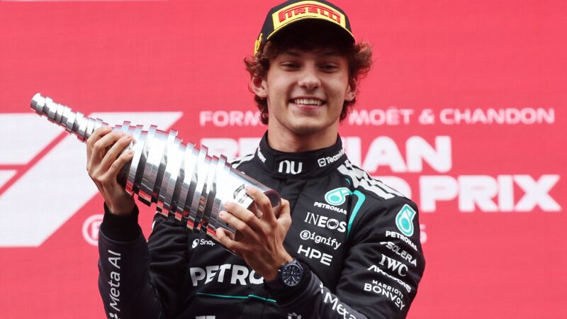 Antonelli chega à pausa da F1 garantido na liderança um ano após maior decepção