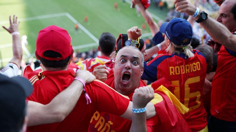 É #FAKE que seleção da Espanha editou foto de celebração com a taça da Copa do Mundo para excluir Trump