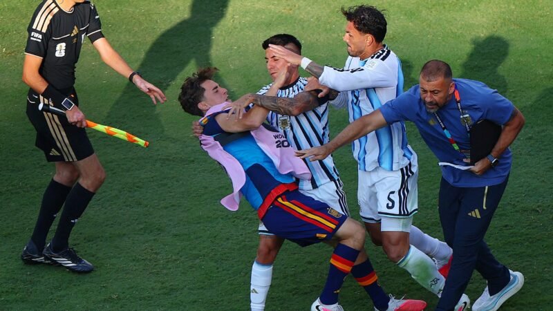 Fifa abre série de acusações contra a Argentina por agressões, faixa sobre as Malvinas e cânticos discriminatórios na Copa