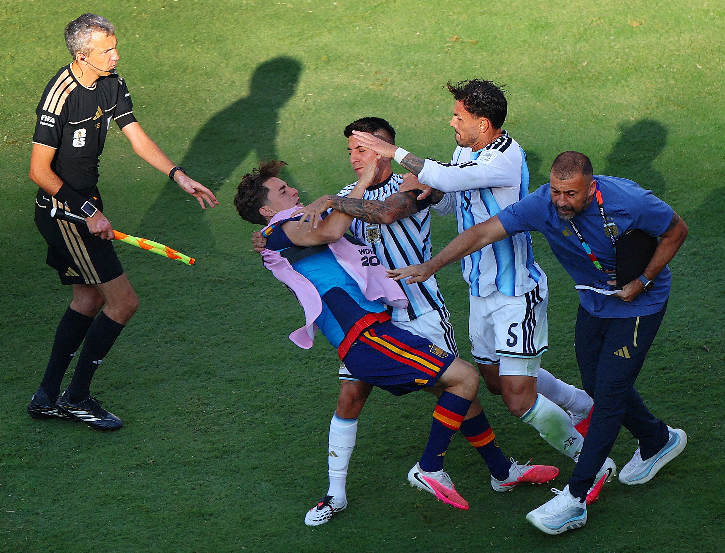 Gavi minimiza briga na final da Copa e diz ser contra punição aos argentinos: “Faz parte do futebol”